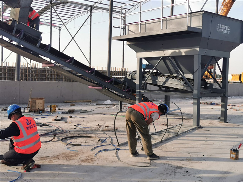 优米娱乐客服员工们冒着高温在江苏淮安客户现场进行设备安装(图2)