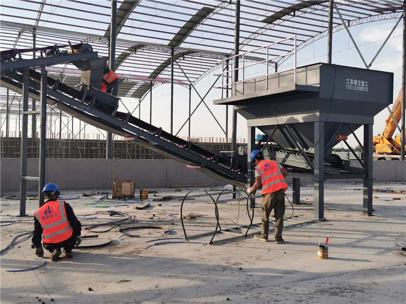 优米娱乐客服员工们冒着高温在江苏淮安客户现场进行设备安装(图6)