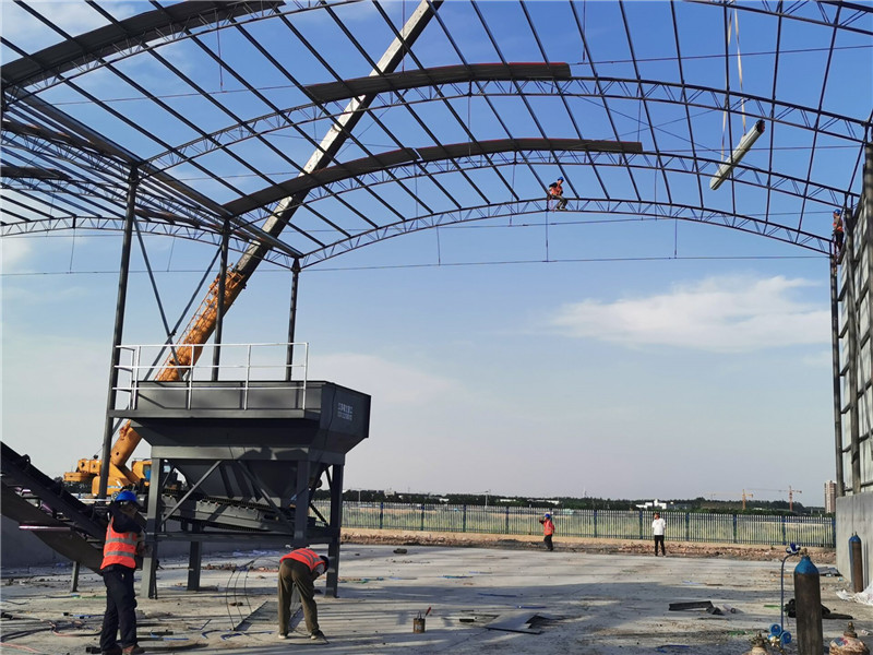 优米娱乐客服员工们冒着高温在江苏淮安客户现场进行设备安装(图1)