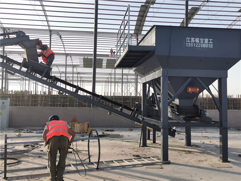 优米娱乐客服员工们冒着高温在江苏淮安客户现场进行设备安装(图7)