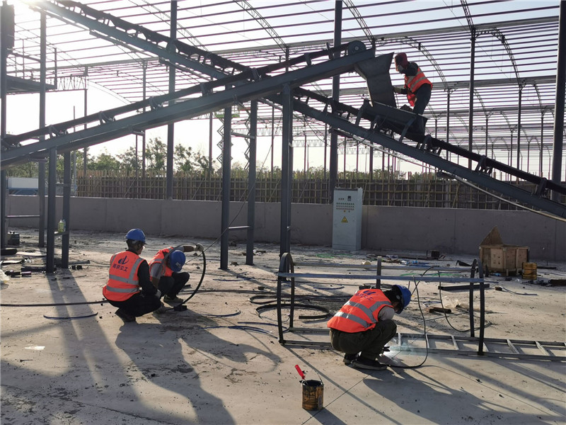 优米娱乐客服员工们冒着高温在江苏淮安客户现场进行设备安装(图5)